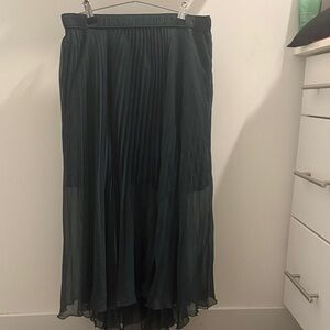 Elegant Green and Black Polka Dot Pleated Skirt